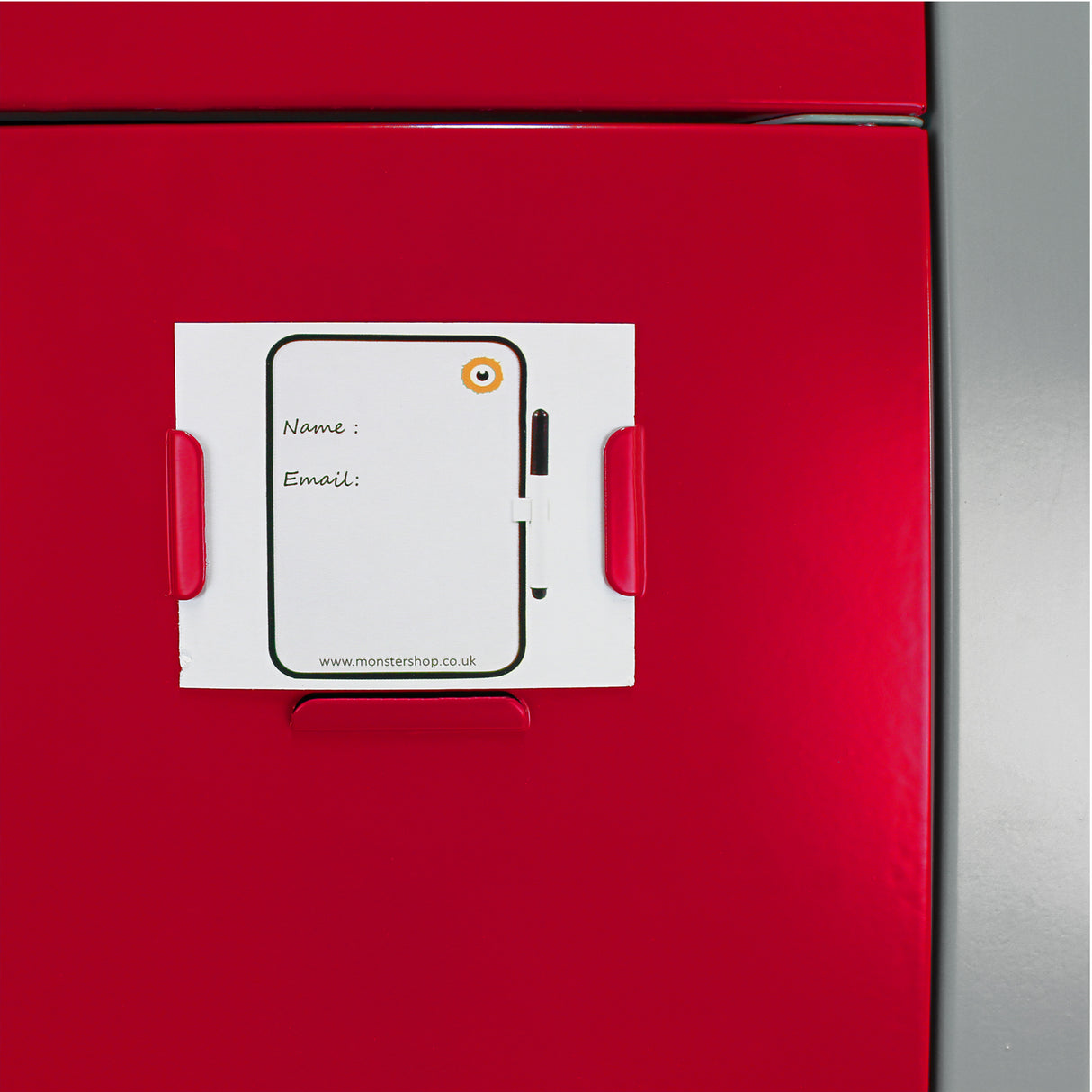 Casier de rangement en acier rouge avec quatre portes, surface lisse et brillante, étiquette personnalisable pour identification