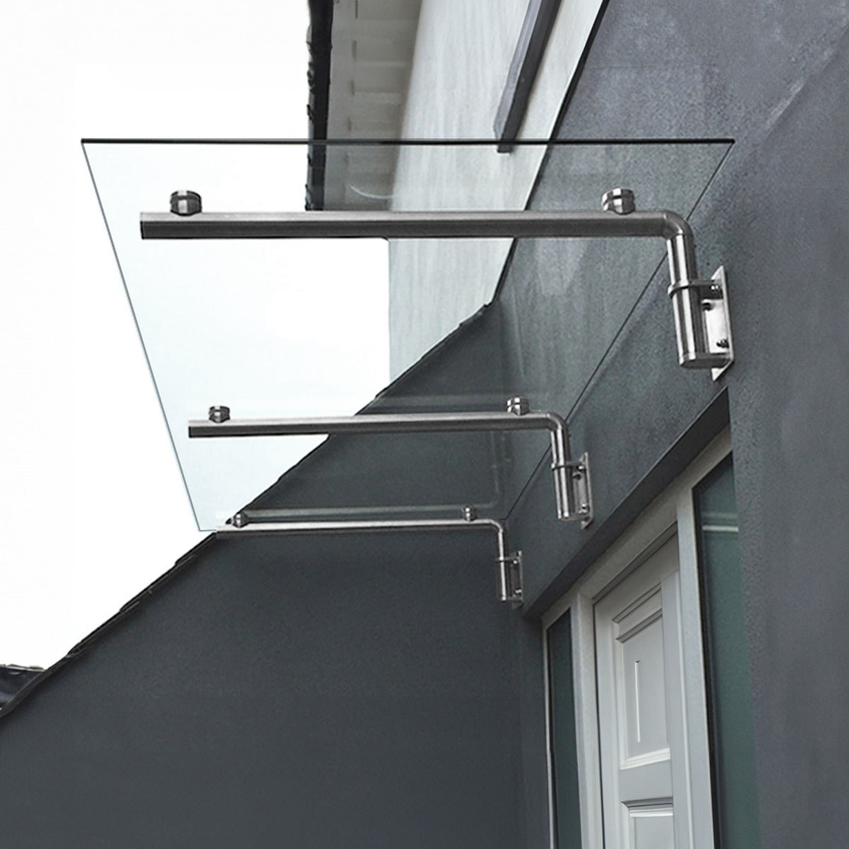 Auvent en verre transparent de 180 cm x 80 cm, soutenu par des supports en acier inoxydable, ajoutant une touche moderne à l'entrée