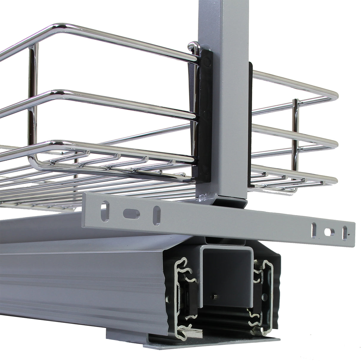 Garde-manger à fermeture amortie en métal gris, avec étagères en fil métallique et structure robuste, idéal pour un rangement efficace