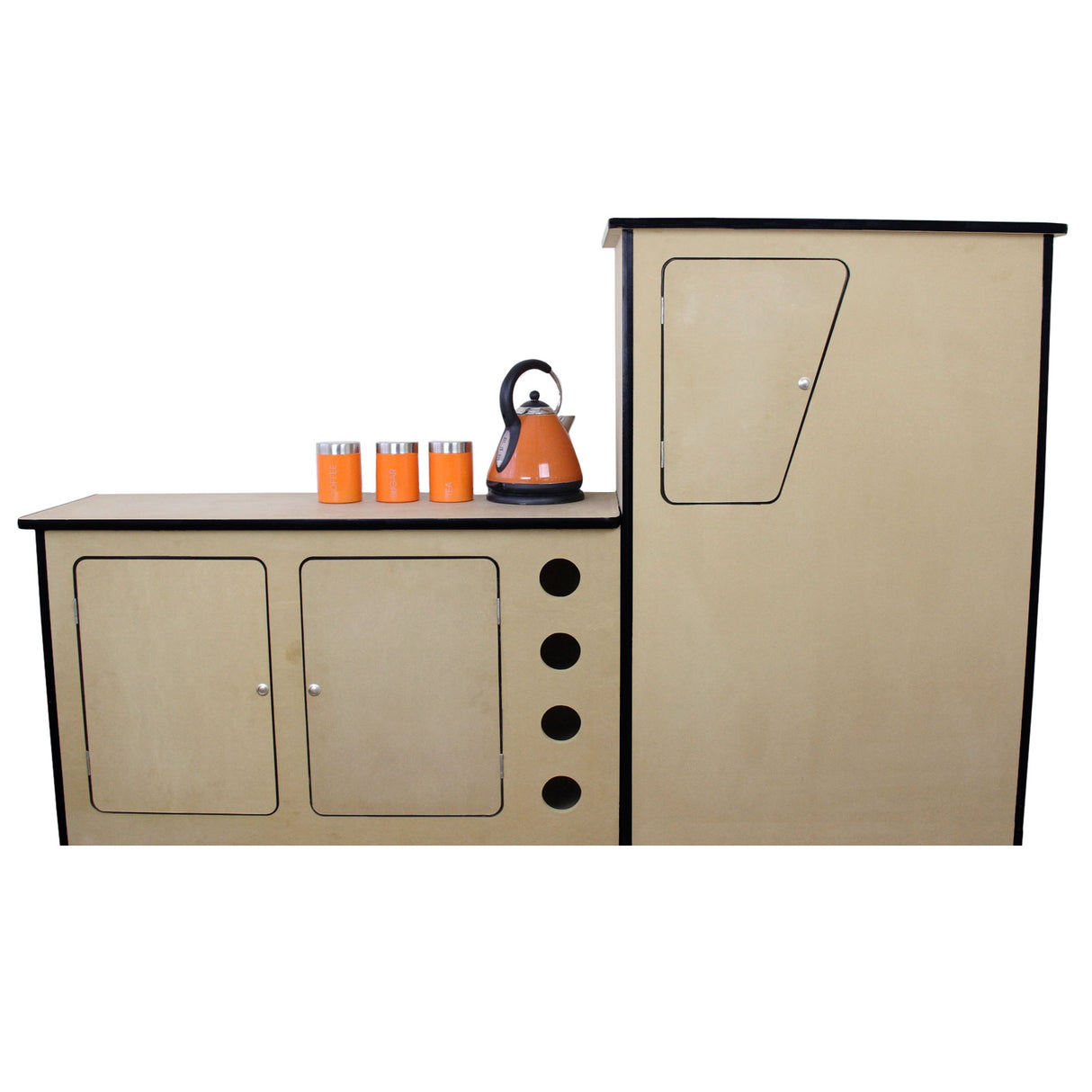 Doublure intérieure en feutre gris argenté avec unité de cuisine en MDF beige, comprenant des rangements et une bouilloire orange