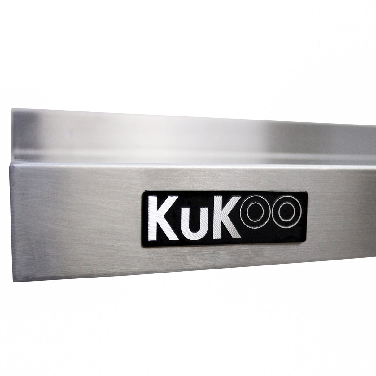 Étagère murale en inox KuKoo de 150 cm x 30 cm, finition lisse et brillante, avec logo noir sur le devant, idéale pour le rangement moderne