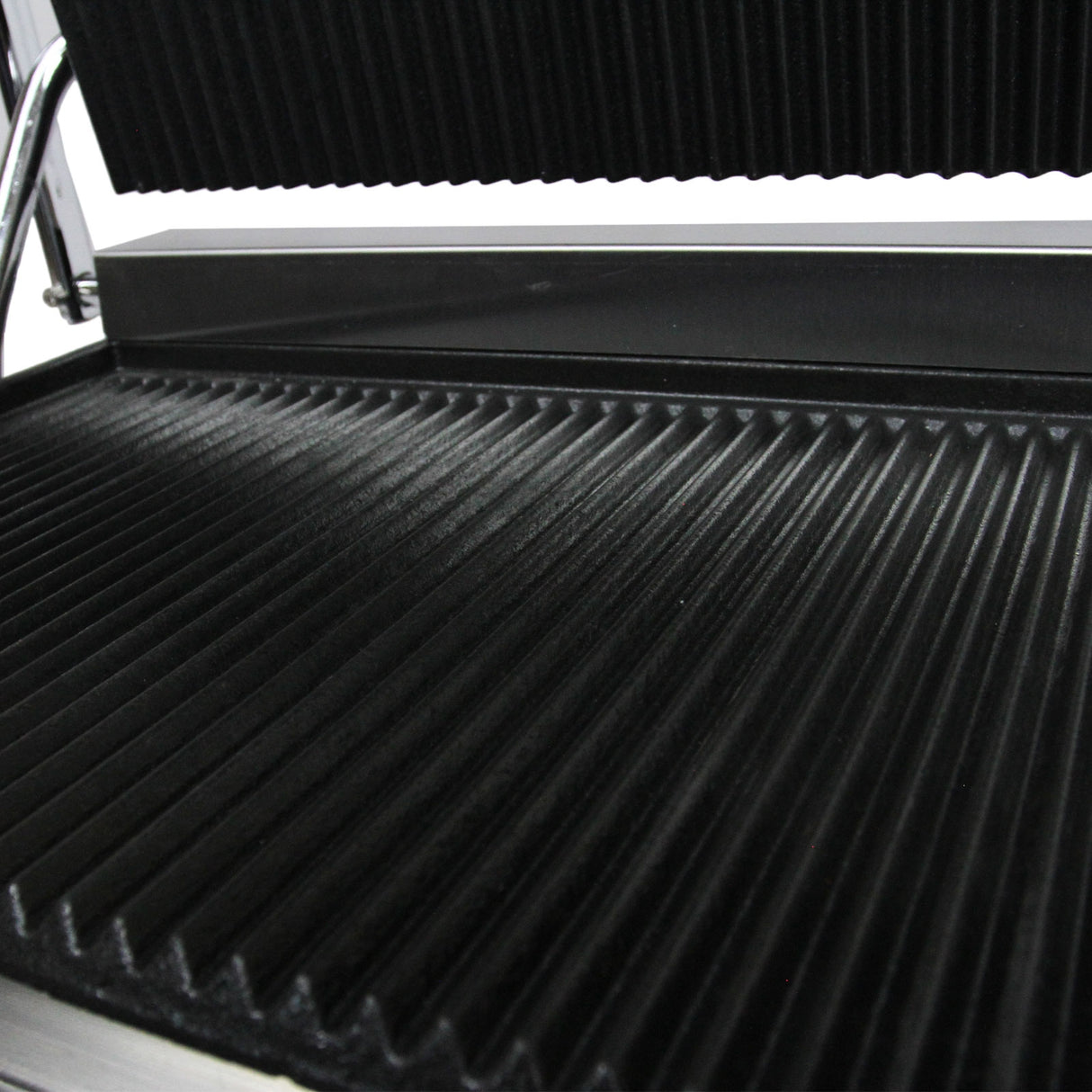 Plaques rainurées en métal noir de la presse à panini KuKoo, surface texturée pour griller sandwichs avec efficacité