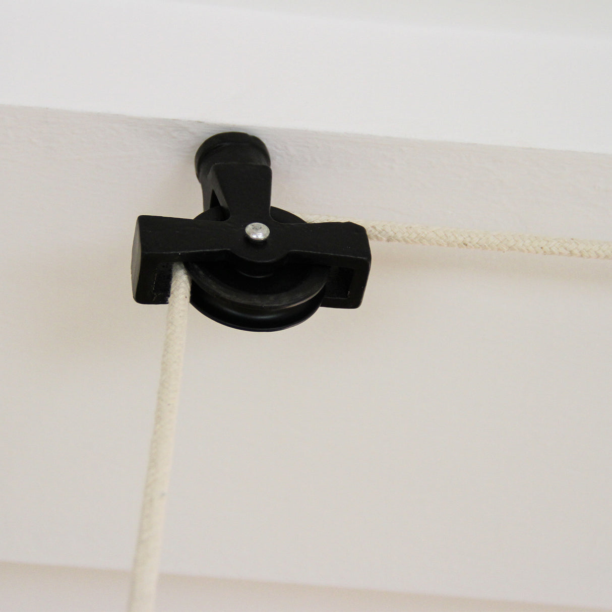 Poulie noire en plastique avec corde beige pour étendoir à linge suspendu, fixée au plafond, idéale pour un séchage efficace