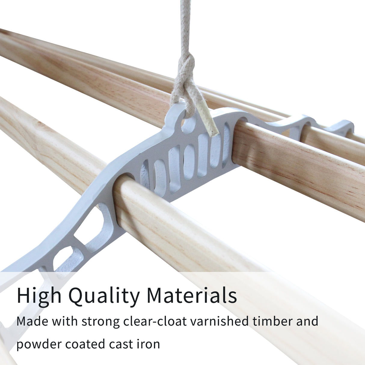 Étendoir à linge suspendu de 1,5 m en blanc, avec des barres en bois clair et des supports en fer couverts de poudre, design élégant et durable