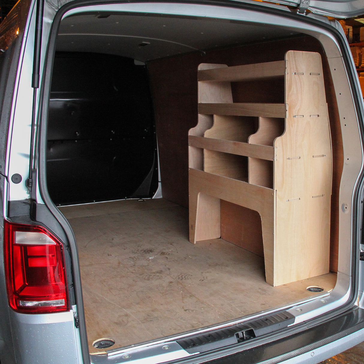 Doublure intérieure en feutre gris anthracite et rangement en MDF, conçu pour VW Transporter, offrant une finition élégante et pratique