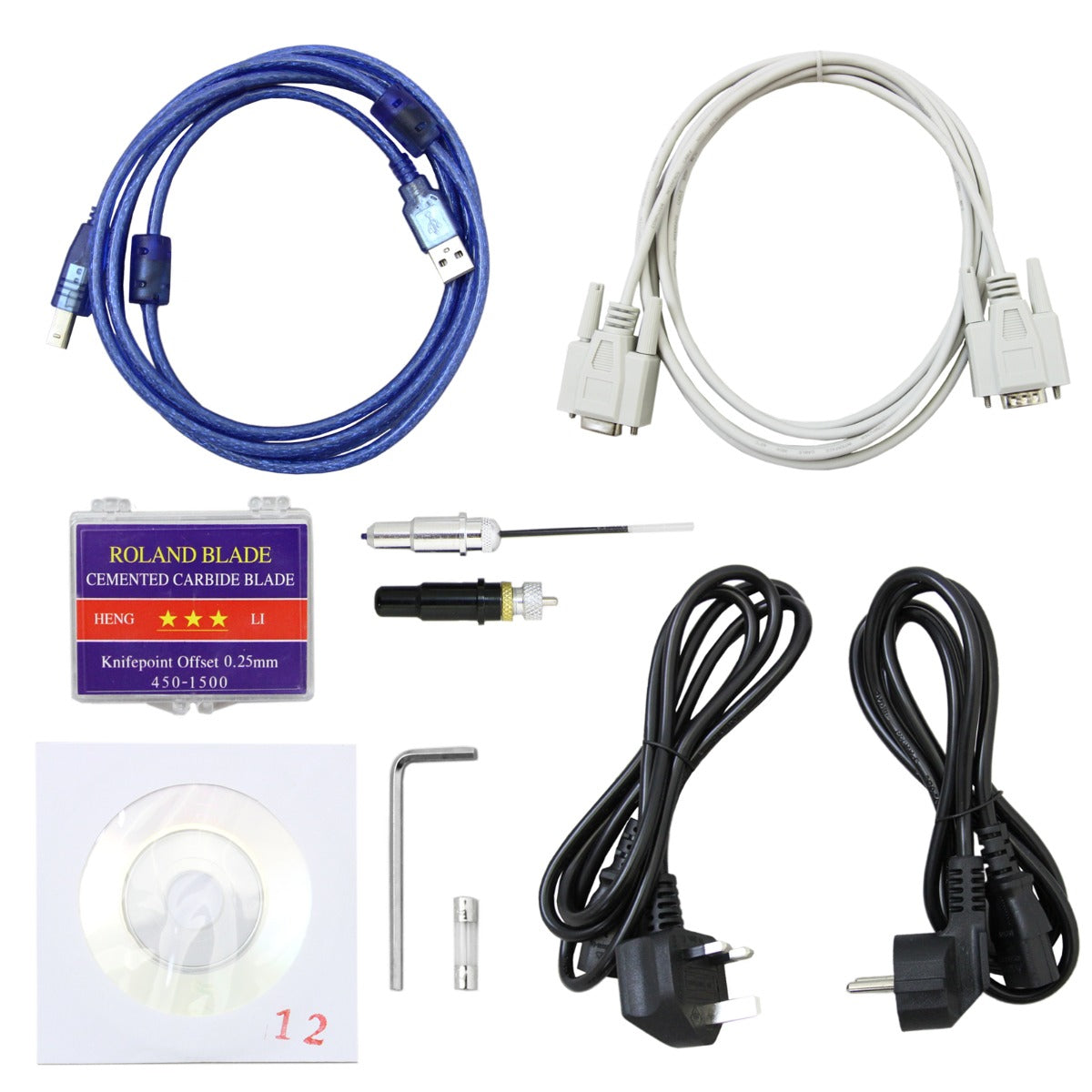 Câbles USB et d'alimentation, lame de découpe, et accessoires pour la PixMax Découpe Vinyle 135cm, disposés sur un fond blanc