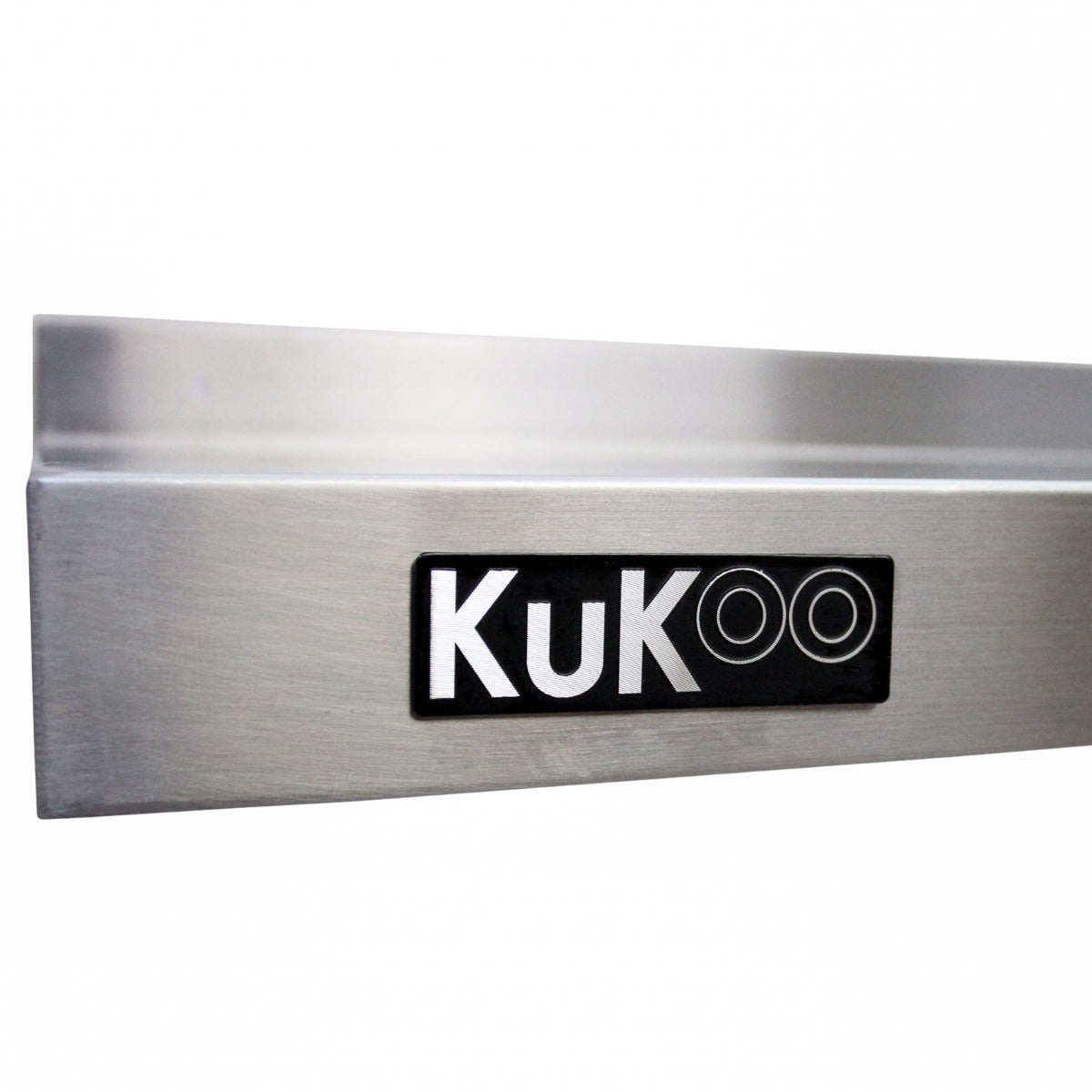 Plan de travail en inox de 150 cm avec finition lisse et étagère murale, logo KuKoo en noir sur fond argenté, design moderne