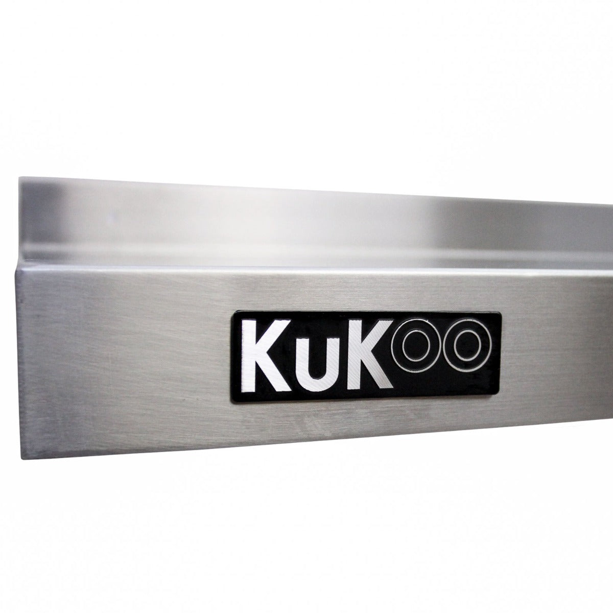 Étagère murale en inox brillante avec logo KuKoo, conçue pour un plan de travail de 180 cm, idéale pour un espace de cuisine moderne