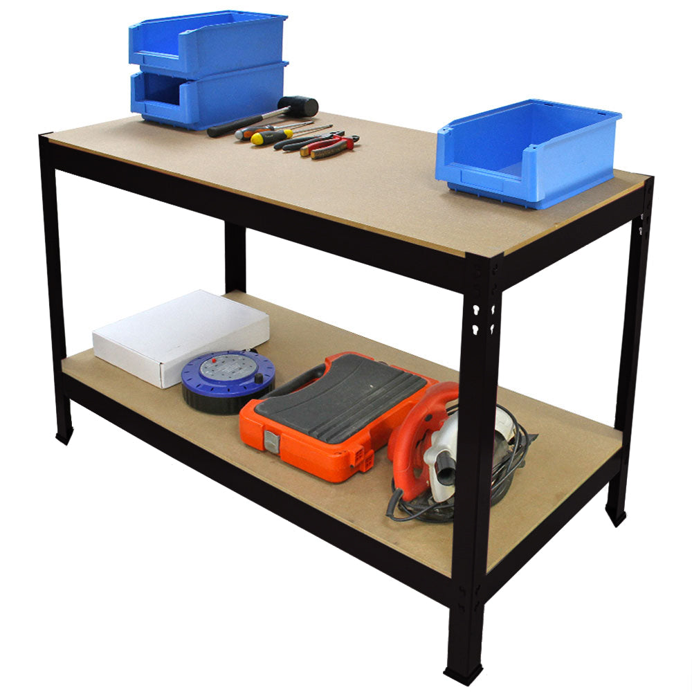 Établi de travail Q-Rax en acier noir de 120 cm avec surface en bois, outils variés et bacs de rangement bleus sur le dessus
