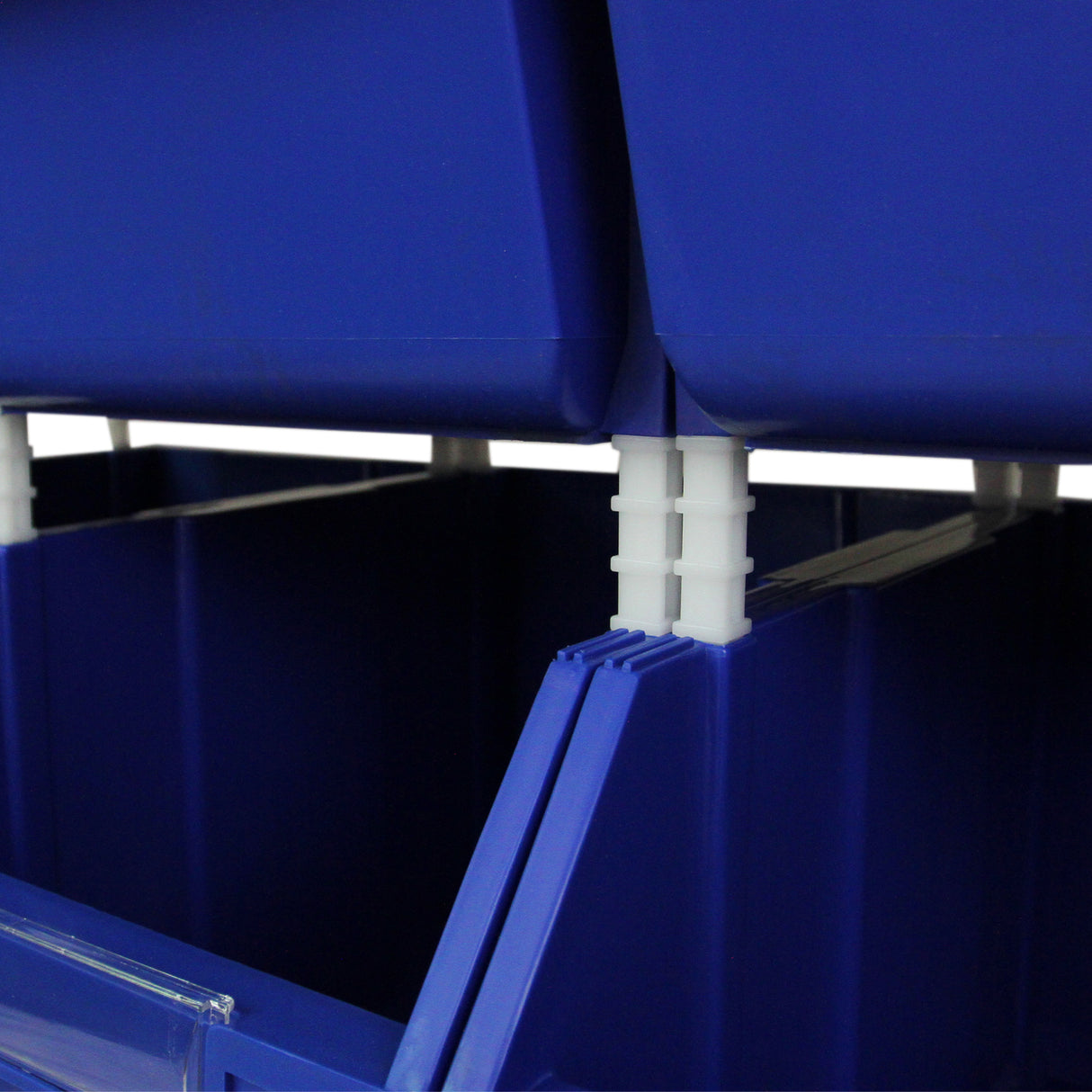 Bacs de rangement empilables en plastique bleu, avec des séparateurs blancs, offrant un espace de stockage pratique et organisé