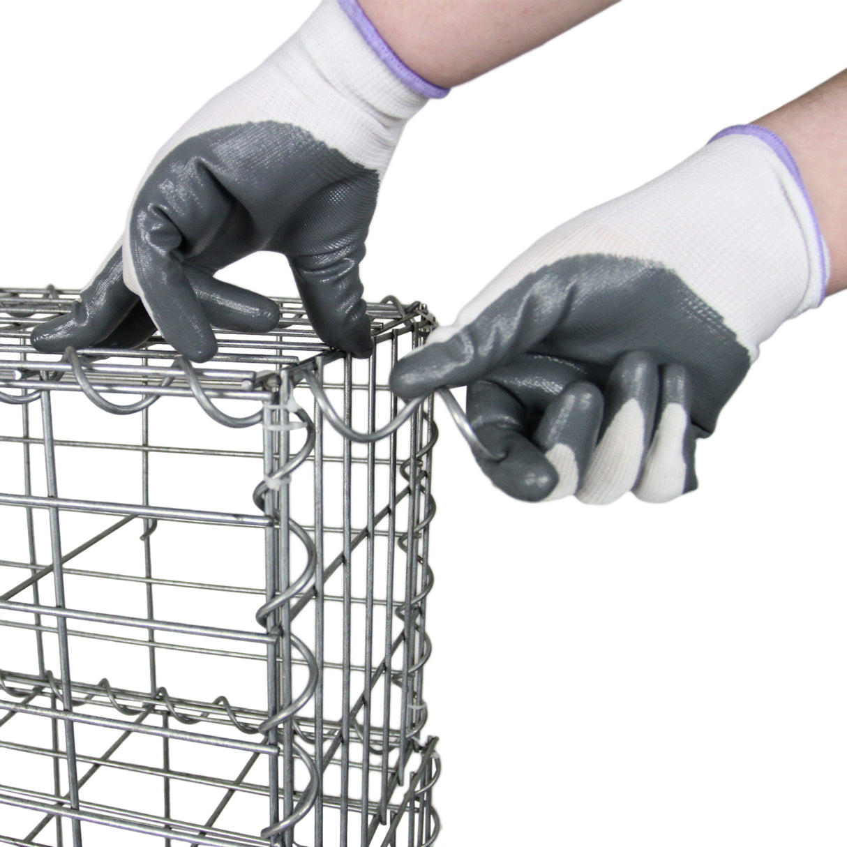 Paniers de gabions en métal gris, montrant des mains en gants manipulant la structure, idéale pour le jardinage et l'aménagement extérieur