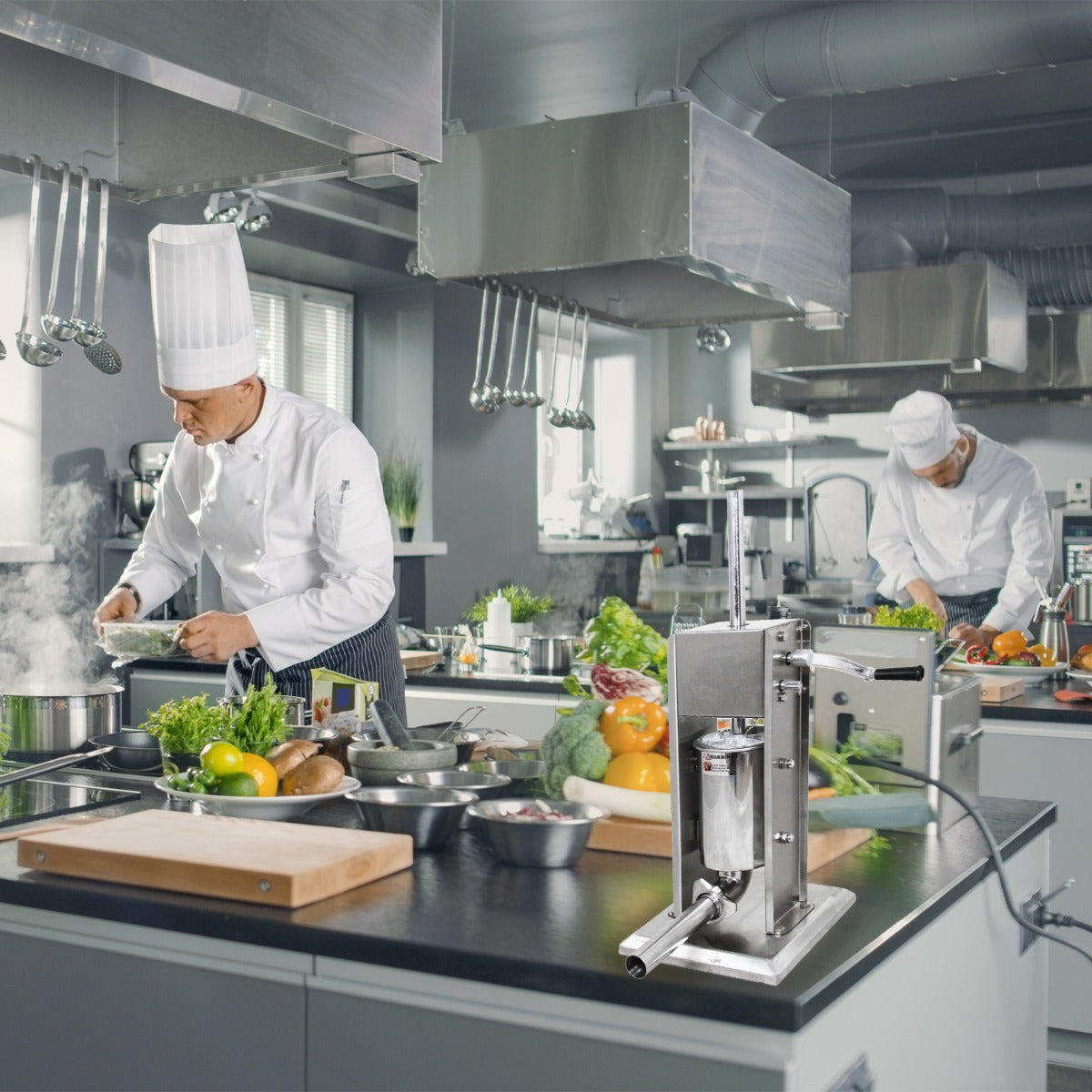 Poussoir à saucisses manuel 3L en acier inoxydable sur un plan de travail moderne, avec des chefs cuisinant des légumes frais