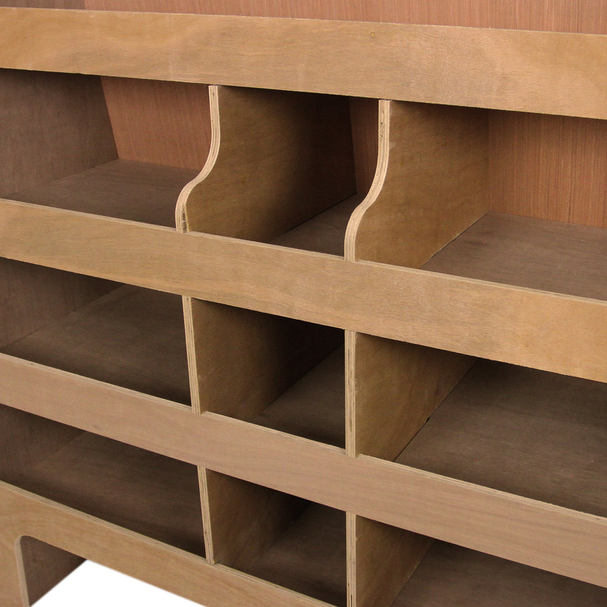 Étagères en contreplaqué beige avec plusieurs compartiments, conçues pour s'adapter aux modèles Ford Transit Custom SWB et LWB