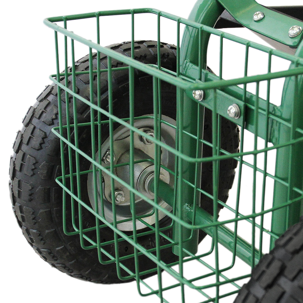 Panier en métal vert avec roues en caoutchouc noir, conçu pour un siège roulant de jardin, offrant robustesse et praticité