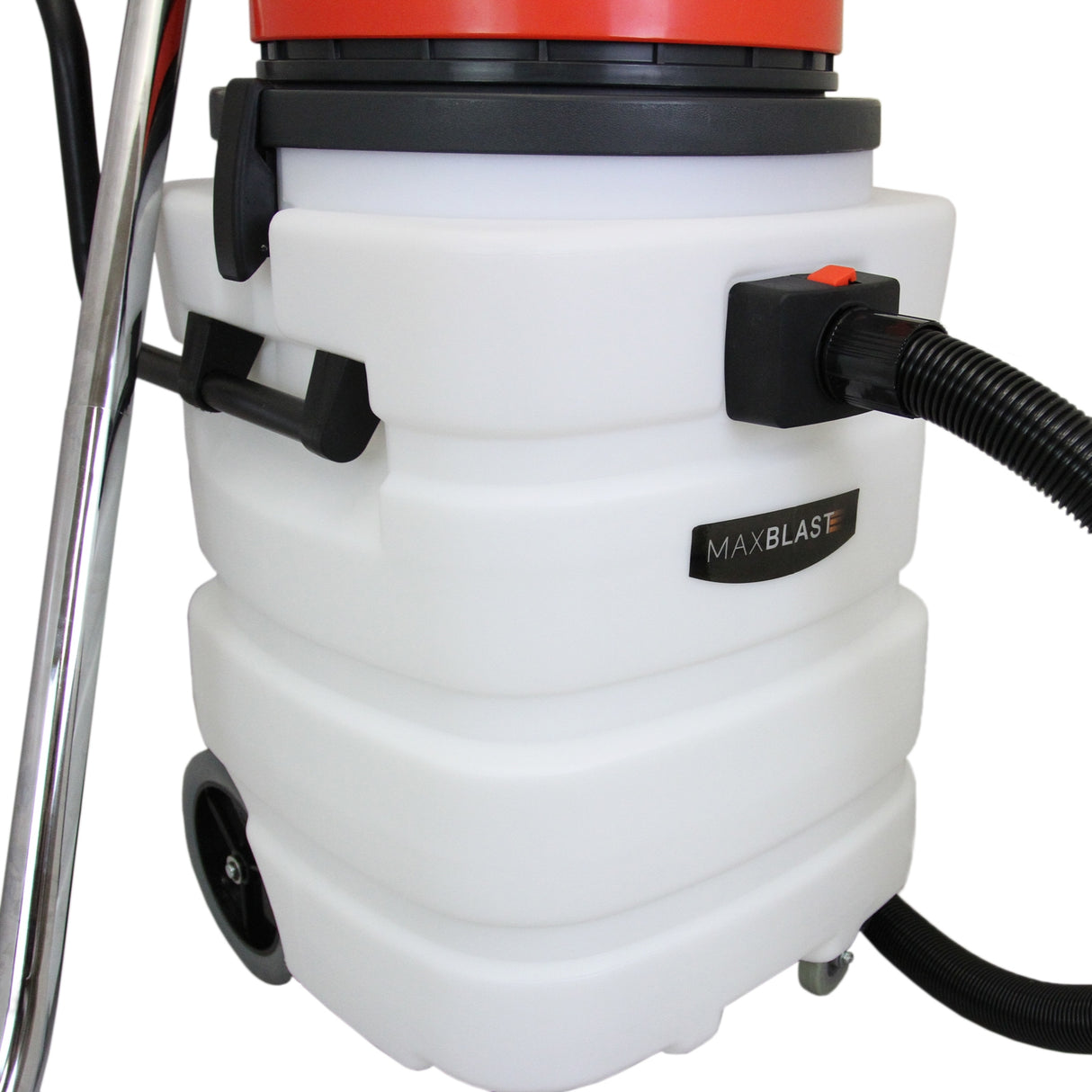 Aspirateur industriel MAXBLAST de 90 L, réservoir blanc en plastique, roulettes noires, tuyau flexible et poignée ergonomique rouge