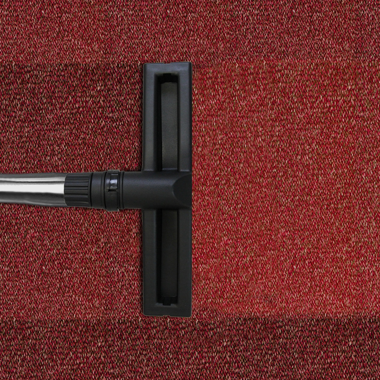 Aspirateur industriel MAXBLAST 90 L avec un tuyau en métal et une brosse noire sur un tapis rouge texturé, idéal pour le nettoyage humide et sec