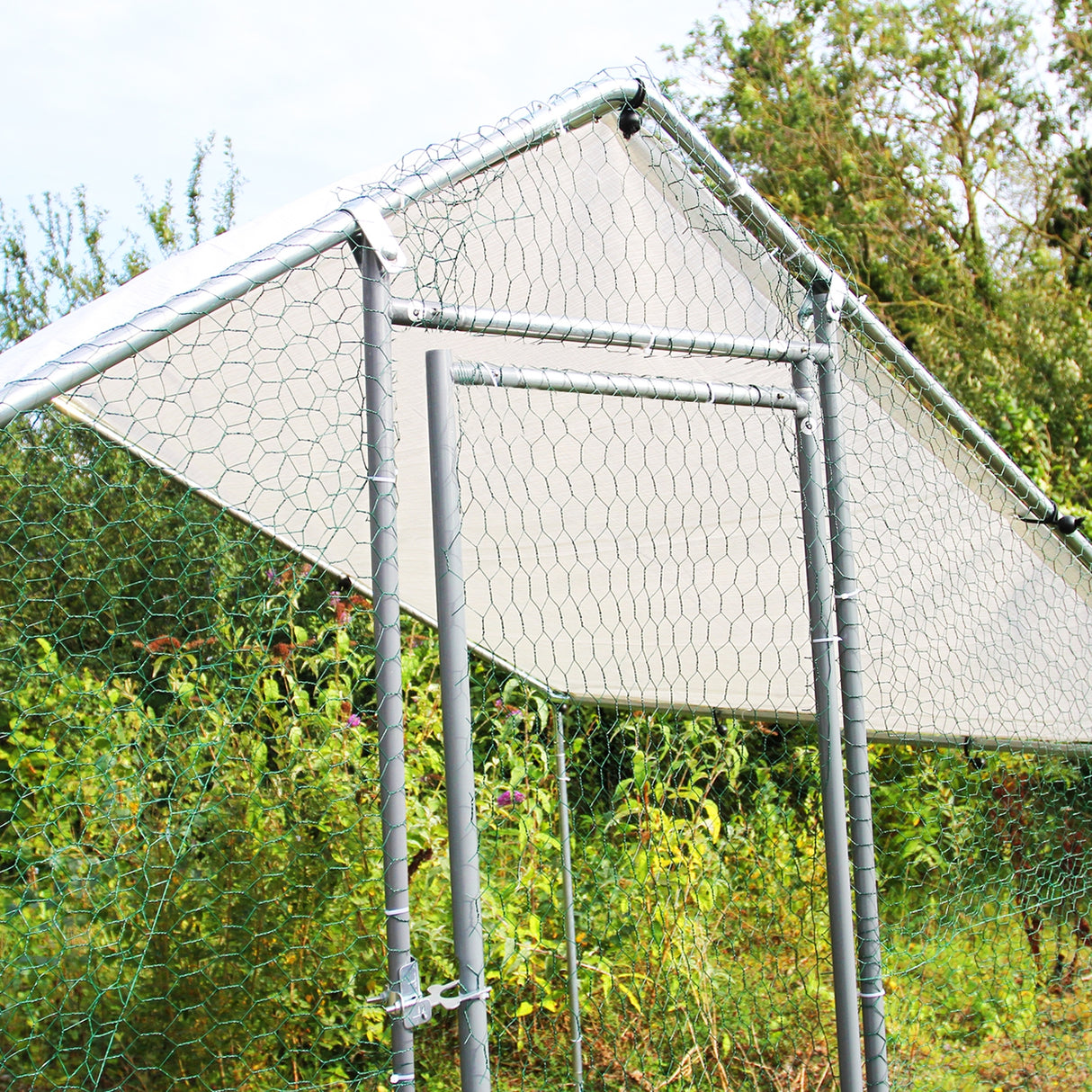 Enclos poulailler 3m x 2m x 2m en métal gris avec filet en fil de fer, toit incliné et structure robuste, idéal pour les poules