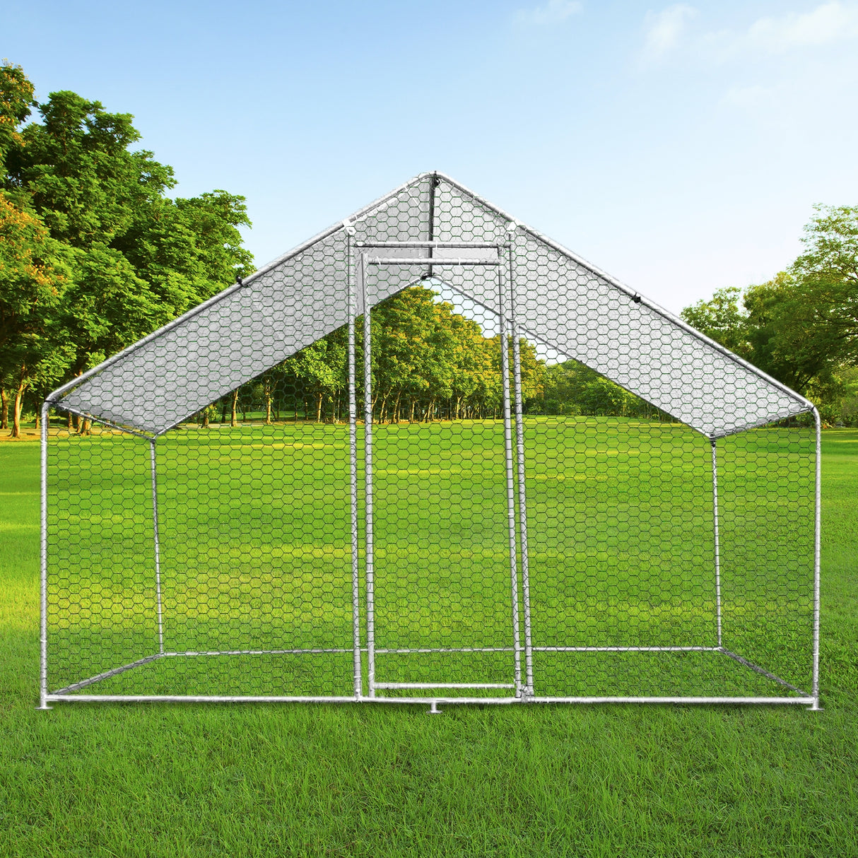 Enclos poulailler en métal gris, dimensions 3m x 2m x 2m, avec grillage hexagonal, installé sur une pelouse verte sous un ciel bleu