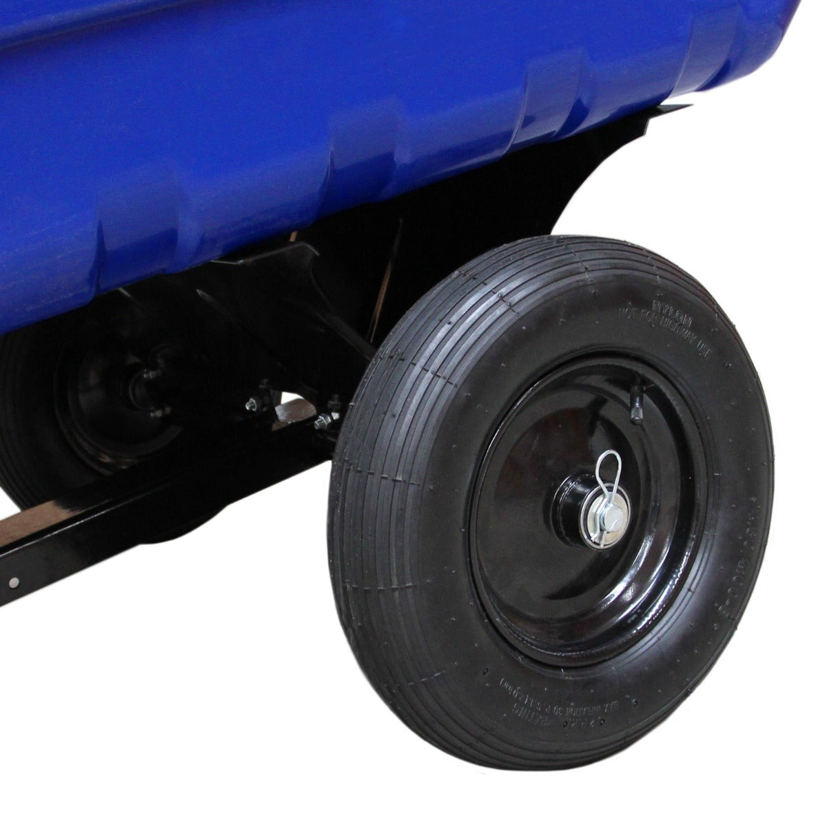 Roues noires robustes d'une remorque tout terrain avec un châssis en métal et un bac bleu, conçue pour le transport de matériaux lourds