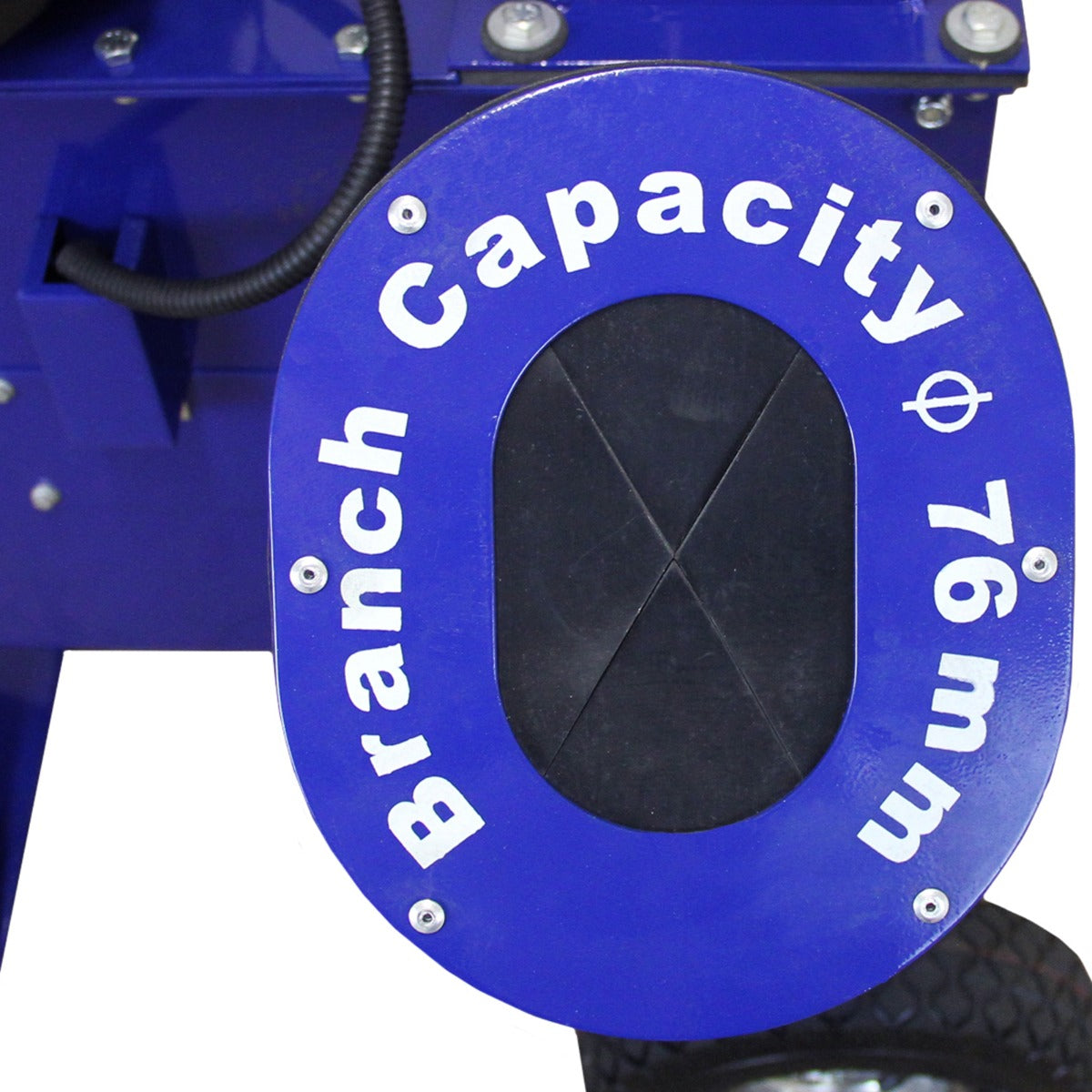 Capacité de déchiquetage de branches de 76 mm sur une remorque tout terrain, finition bleue avec des éléments en métal robuste et des roues solides
