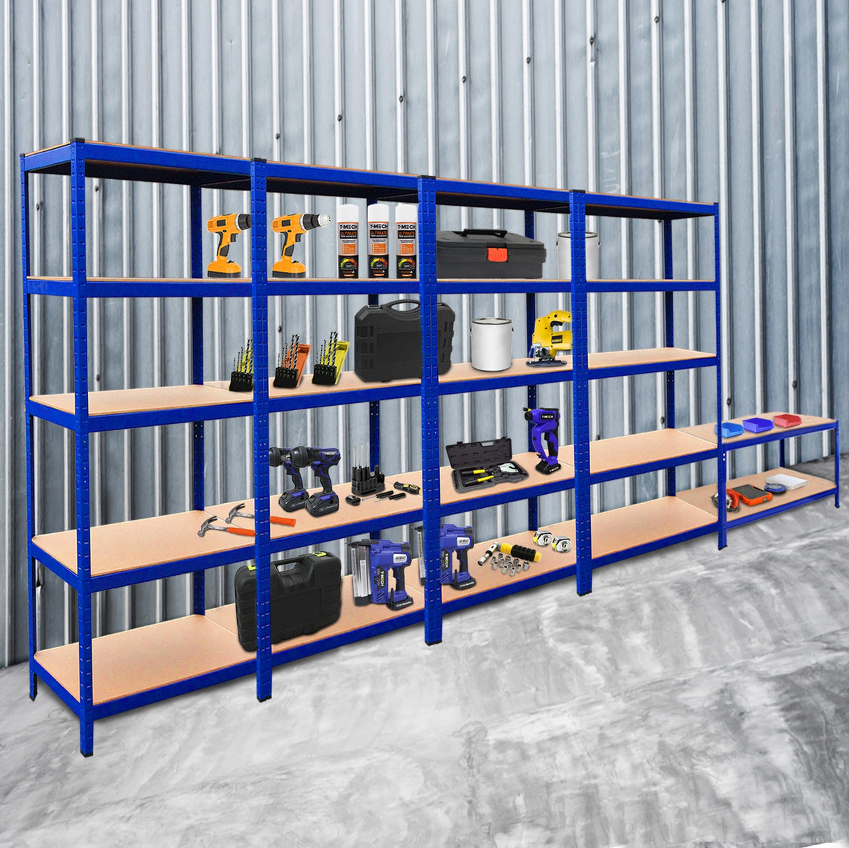 Rayonnages en acier bleu avec étagères en bois, outils et accessoires bien organisés sur chaque niveau, fond métallique gris