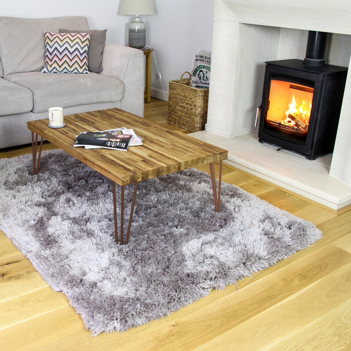 Pieds de table en cuivre de 30,5 cm avec tiges de 10 mm, ajoutant une touche moderne à un meuble en bois sur un tapis moelleux