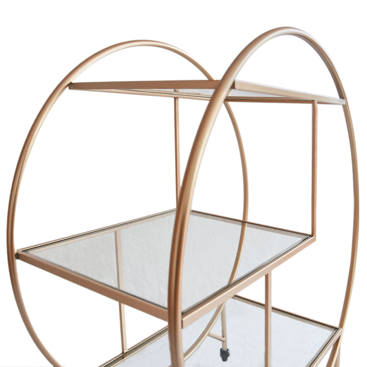 Chariot de bar en or rose avec deux étagères en verre, design élégant et moderne, parfait pour servir des cocktails avec style