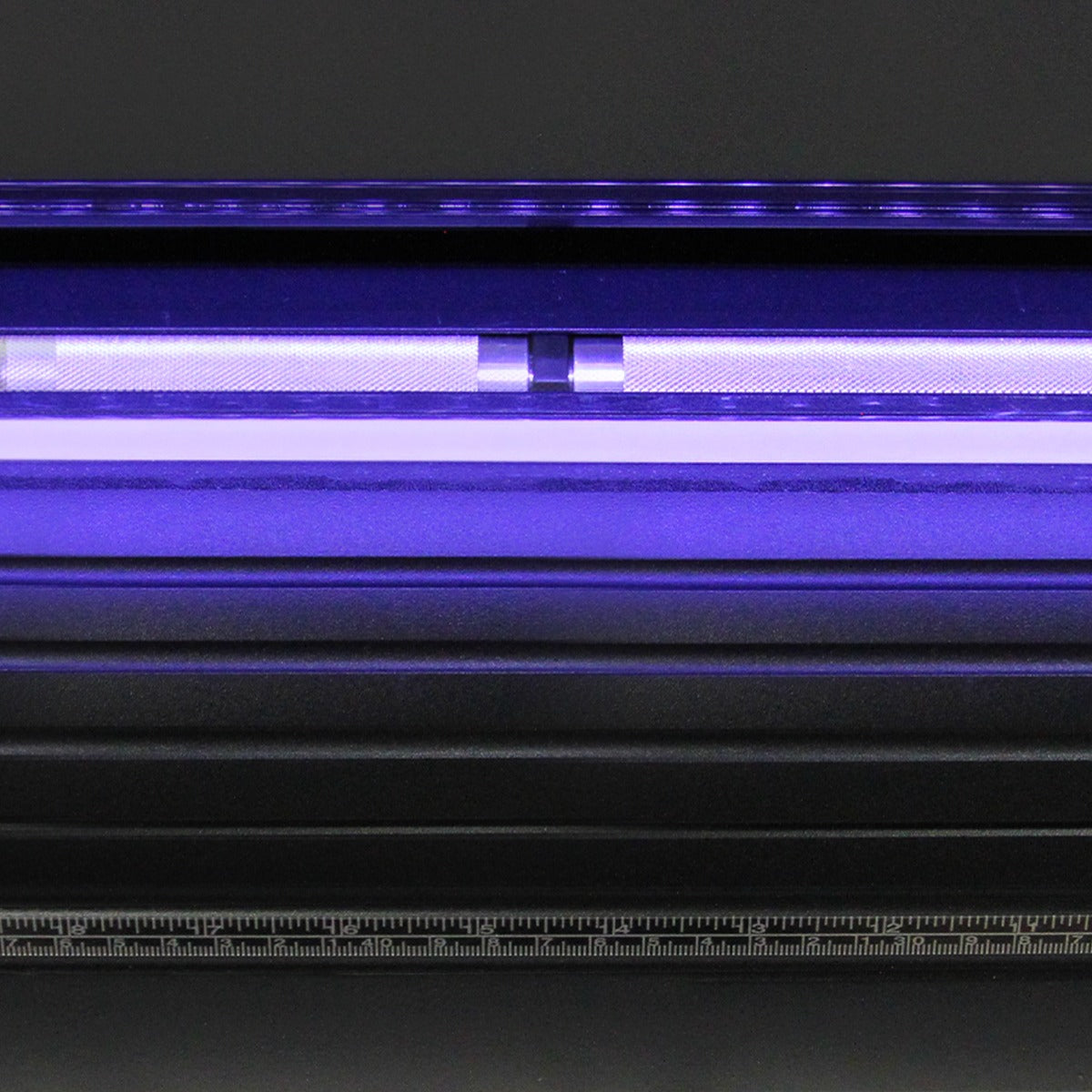 Découpe vinyle LED de 72 cm avec un éclairage violet, surface lisse et cadre noir, idéal pour des créations précises et professionnelles
