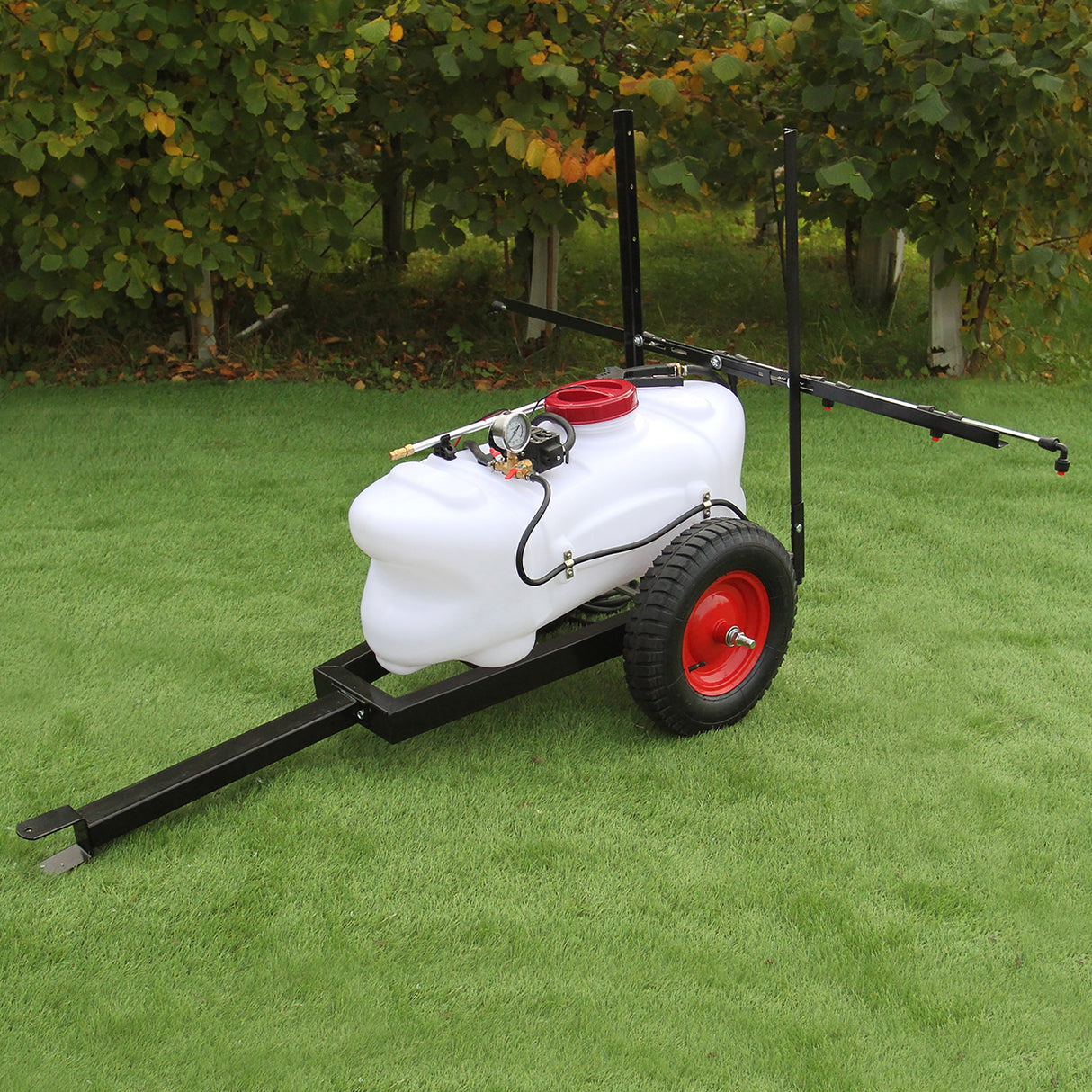 Pulvérisateur pour quad de 100L avec remorque, réservoir blanc, roues rouges, tuyaux noirs, conçu pour l'agriculture et le jardinage
