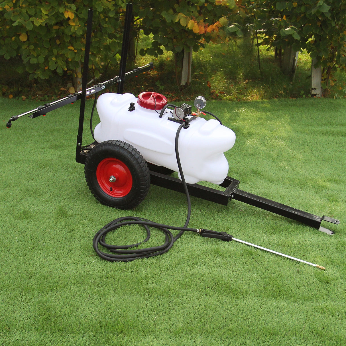 Pulvérisateur pour quad de 100L avec remorque, réservoir blanc, roues rouges, tuyau noir et lance en métal, idéal pour l'agriculture