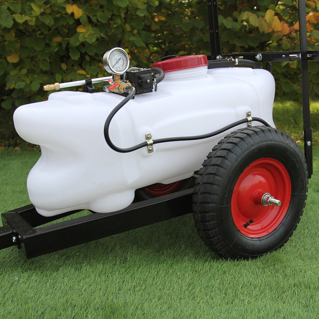 Pulvérisateur pour quad de 100L avec remorque, réservoir blanc, roues noires et rouges, conçu pour un usage extérieur efficace