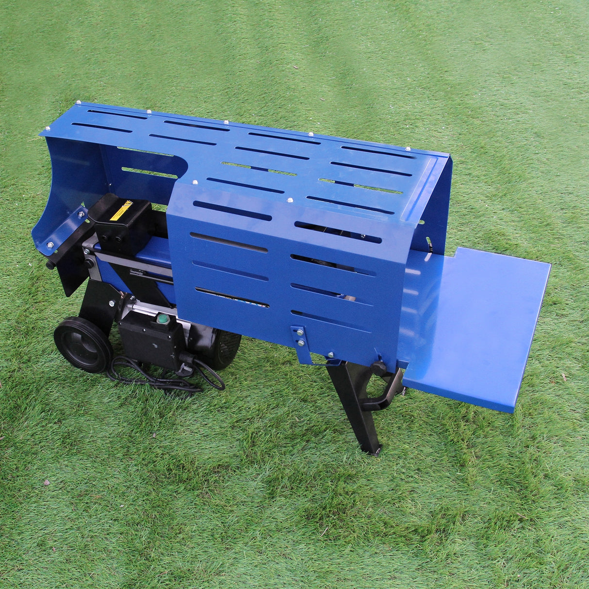 Fendeur de bûches T-Mech 370 mm, couleur bleue, avec une structure métallique robuste et un plateau d'alimentation pratique sur gazon vert