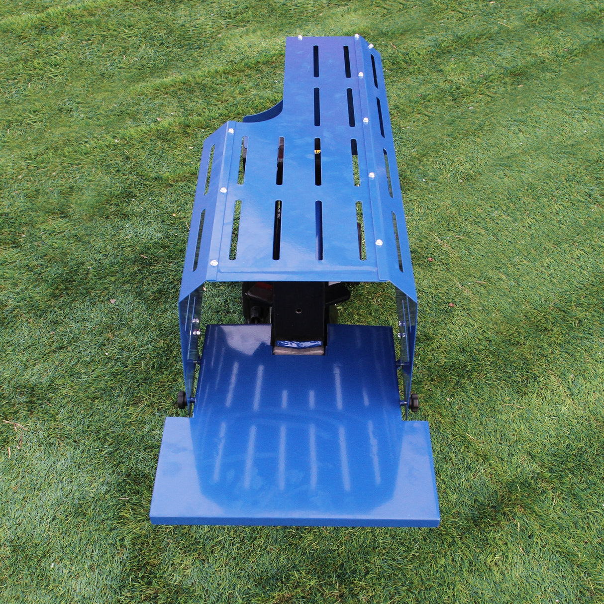 Fendeur de bûches T-Mech 370 mm, structure métallique bleue, surface lisse, avec fentes pour une meilleure ventilation et stabilité