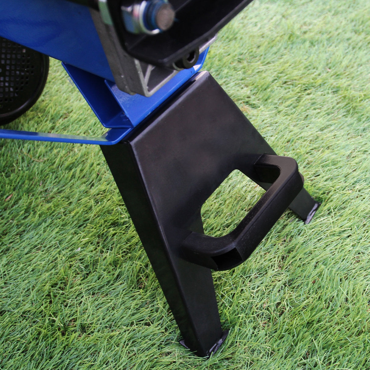 Support robuste en métal noir du fendeur de bûches T-Mech, avec une finition lisse et un design stable sur un sol en gazon vert