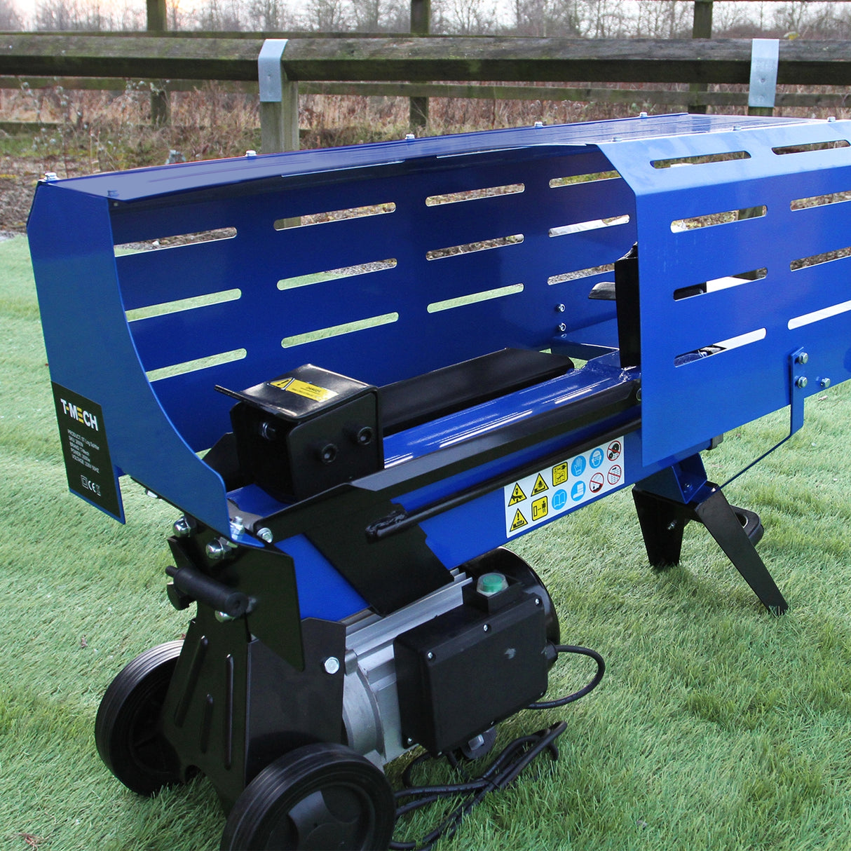 Fendeur de bûches T-Mech de 370 mm, couleur bleue, avec moteur puissant, conçu pour fendre le bois efficacement sur terrain vert