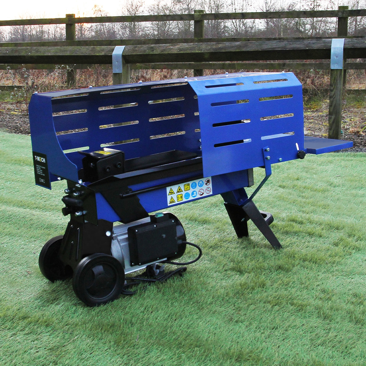 Fendeur de bûches T-Mech 520 mm, couleur bleue, avec un design robuste, roues noires et plateforme de chargement pratique