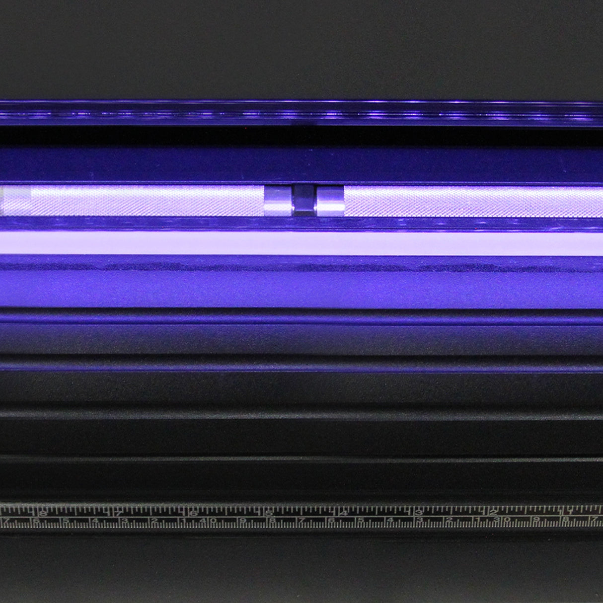 Plotter de découpe vinyle noir avec guide LED violet, surface lisse et règle intégrée pour des coupes précises et professionnelles