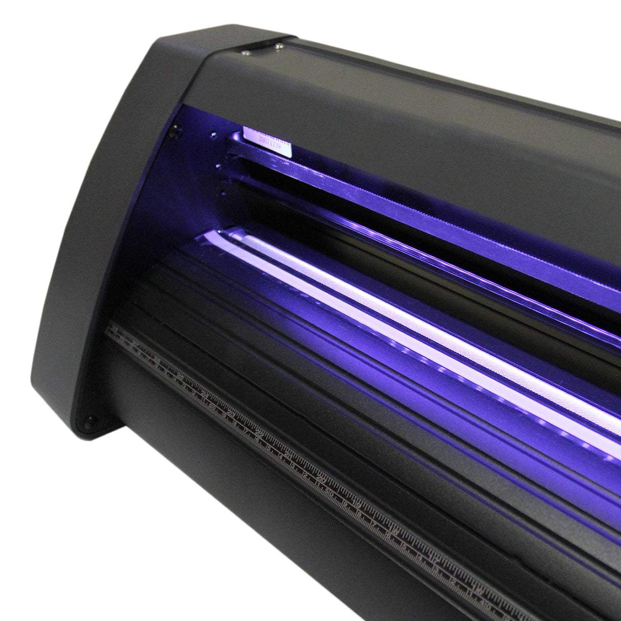 Plotter de découpe vinyle noir de 135 cm avec éclairage violet, conçu pour des découpes précises et détaillées dans divers matériaux