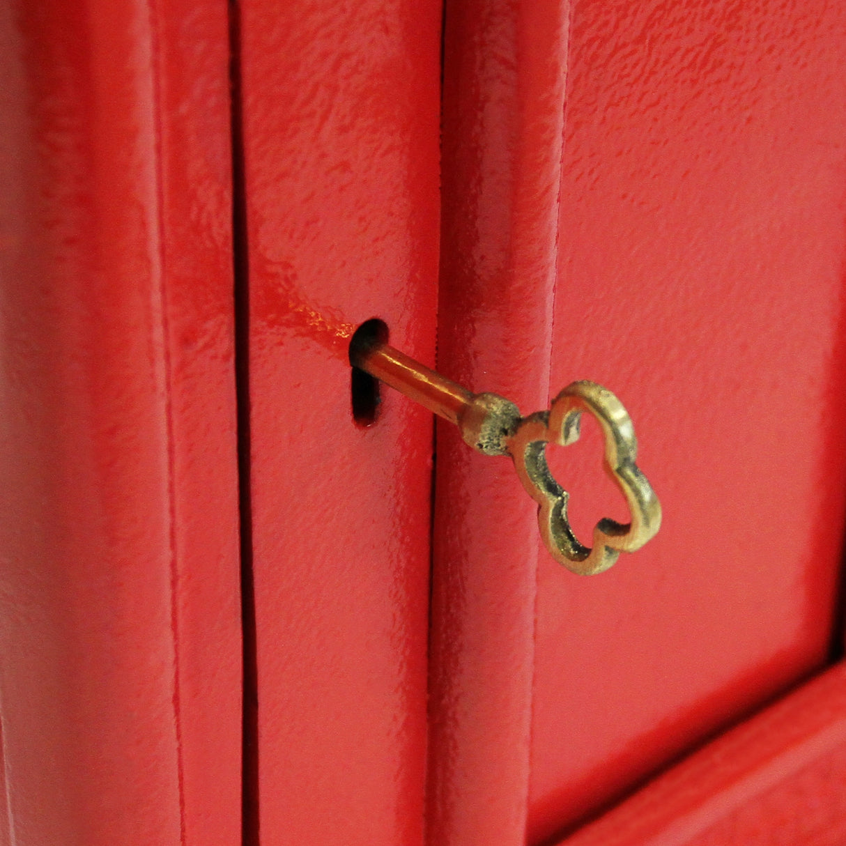 Boîte aux lettres rouge brillante avec support, clé dorée en forme de nuage, finition lisse et moderne, idéale pour le jardin ou l'entrée