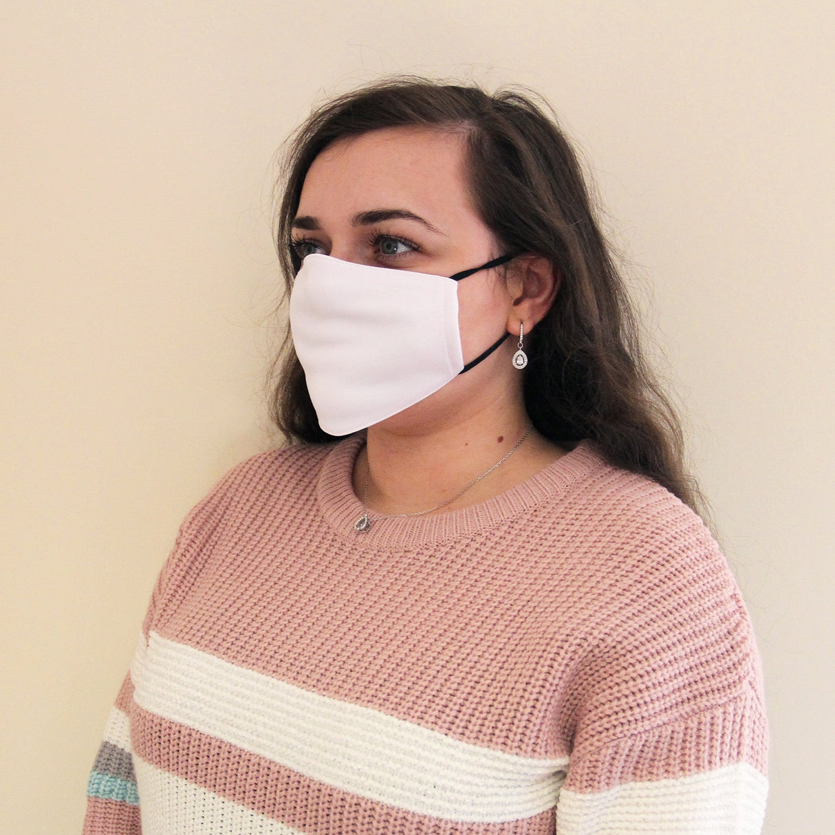 Masque de visage vierge en tissu blanc, taille M, porté par une femme avec des cheveux bruns, fond neutre et lumineux