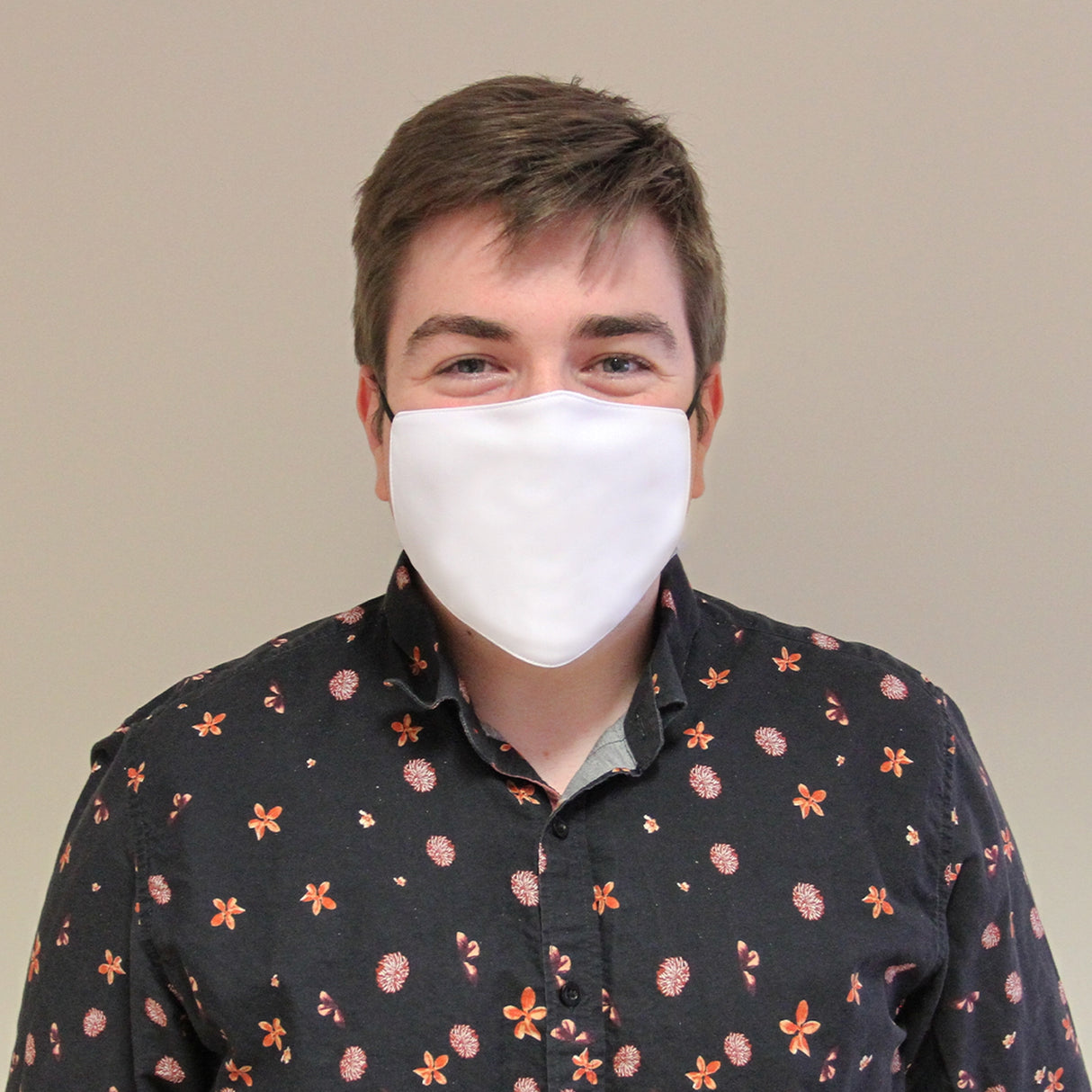Masque de visage vierge en tissu blanc, ajusté sur le visage d'un homme, idéal pour la sublimation et la personnalisation