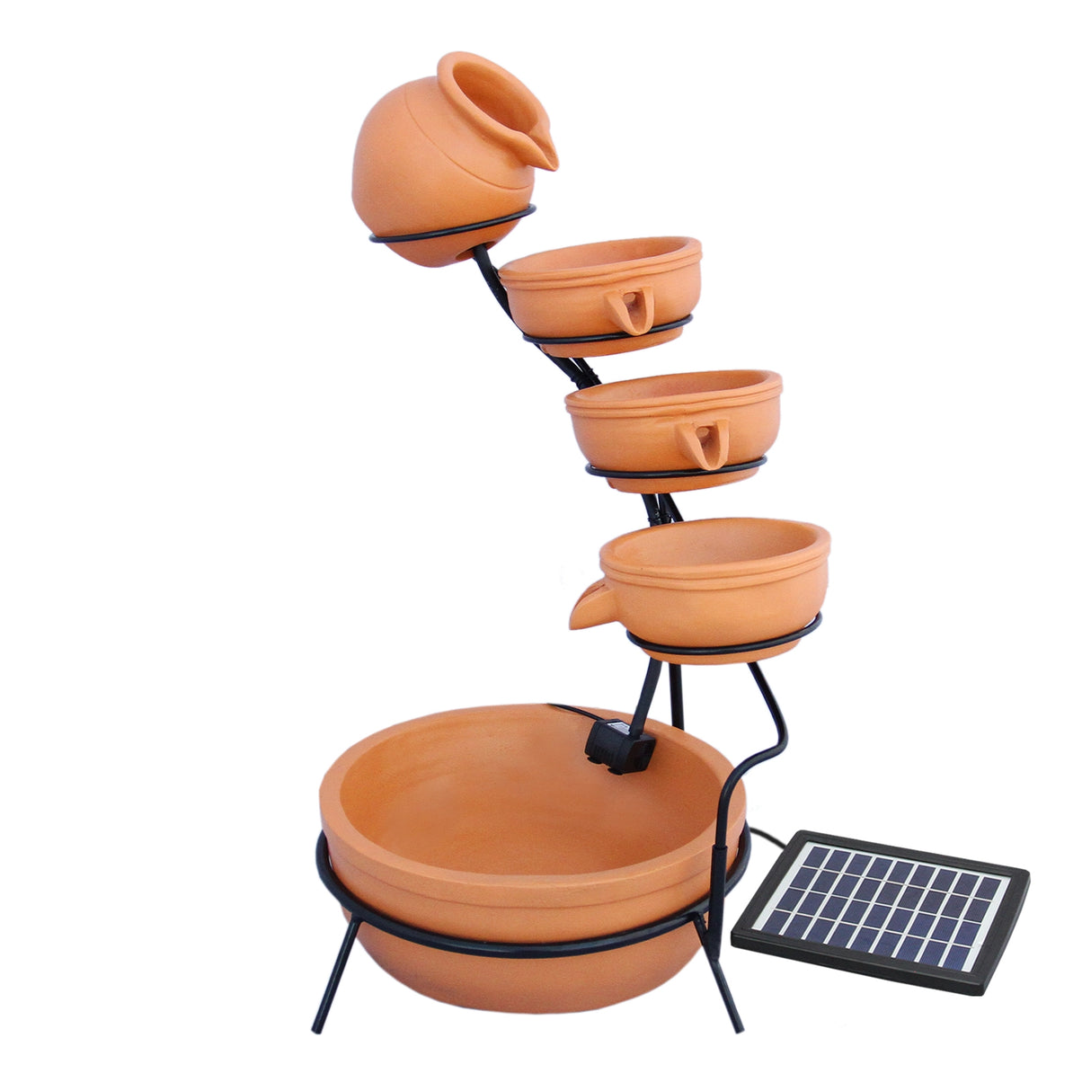 Fontaine de jardin en terracotta à quatre niveaux, avec pots empilés et un panneau solaire, offrant une ambiance apaisante et naturelle