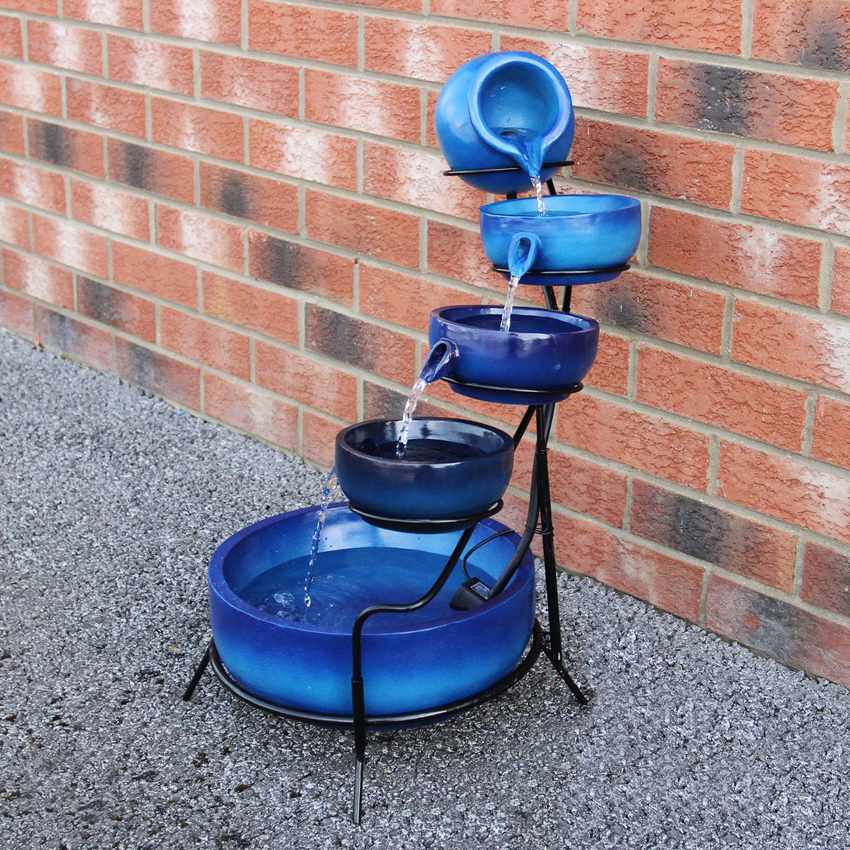 Fontaine de jardin à 4 niveaux en bleu dégradé, avec des pots en céramique et un cadre en métal, créant un effet apaisant d'eau qui s'écoule