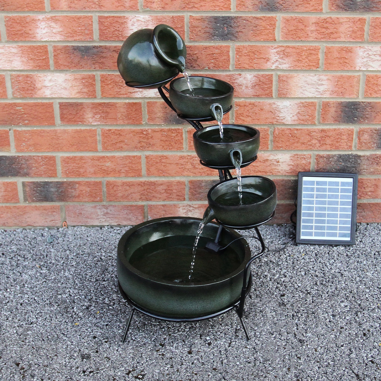 Fontaine de jardin à quatre niveaux en vert, avec des pots en céramique et un panneau solaire, créant un effet apaisant d'eau qui s'écoule