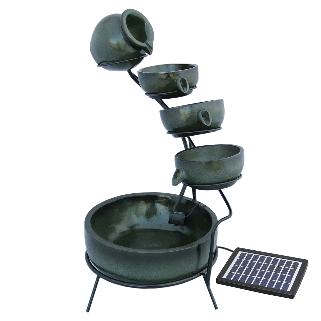 Fontaine de jardin à quatre niveaux en vert, avec des pots en céramique et un panneau solaire, créant une ambiance apaisante