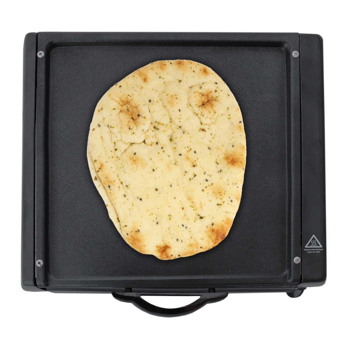 Tandoor mini four KuKoo avec pain naan doré et légèrement carbonisé sur une surface noire lisse et résistante à la chaleur