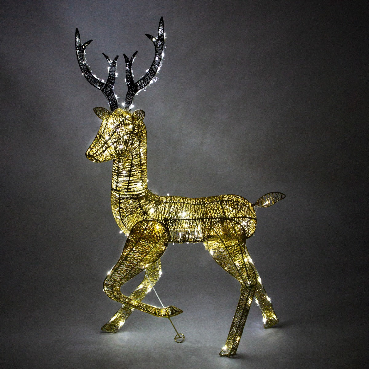 Cerf doré en métal avec des lumières LED blanches chaudes, affichant des détails en filigrane et des cornes scintillantes