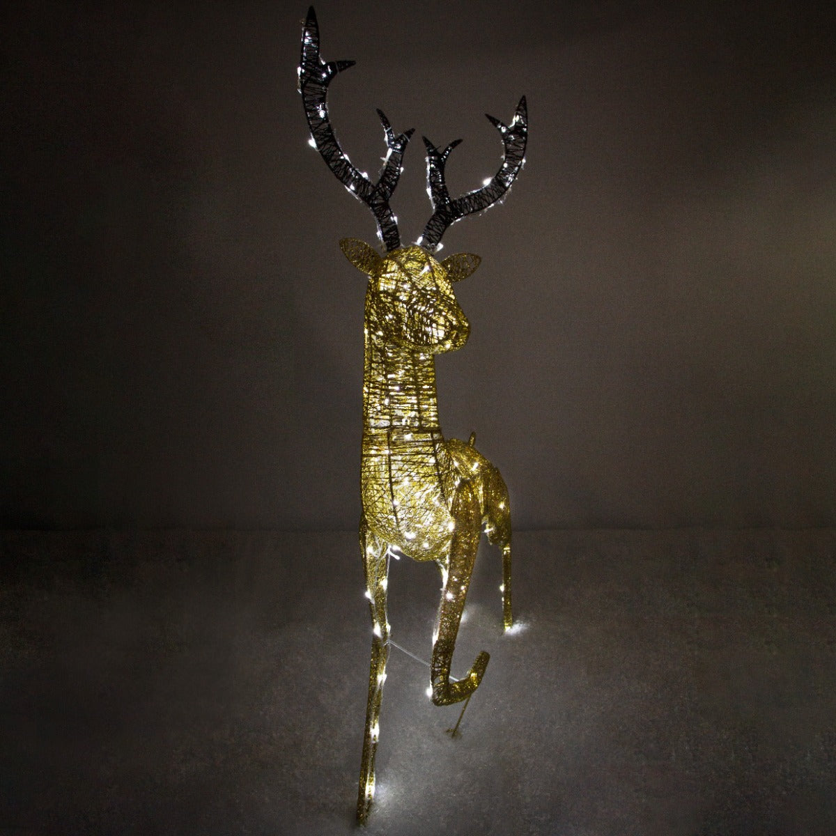 Cerf doré en métal avec des lumières LED blanches chaudes, présentant des détails texturés et des bois élégants, décoratif pour les fêtes