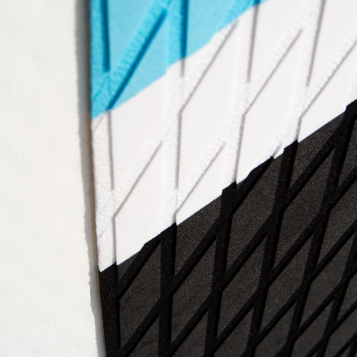 Planche de SUP gonflable de 3 m, couleurs bleu, blanc et noir, surface texturée avec motifs en relief pour une meilleure adhérence
