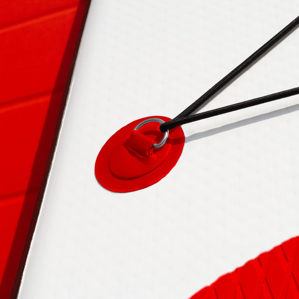 Planche de SUP gonflable rouge de 3 m avec texture antidérapante et détail de fixation en caoutchouc sur fond blanc